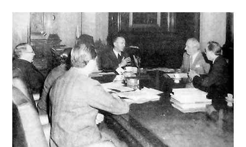 La CGT se reúne con Lonardi. A la izquierda de la foto, Luis Cerrutti Costa (Ministro de Trabajo); al centro, el presidente de facto general Eduardo Lonardi; a la derecha, Luis Natalini y Andrés Framini, líderes de la central sindical CGT. 1955.…